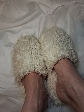 Women's Worn Cozy Cream Sherpa Slippers